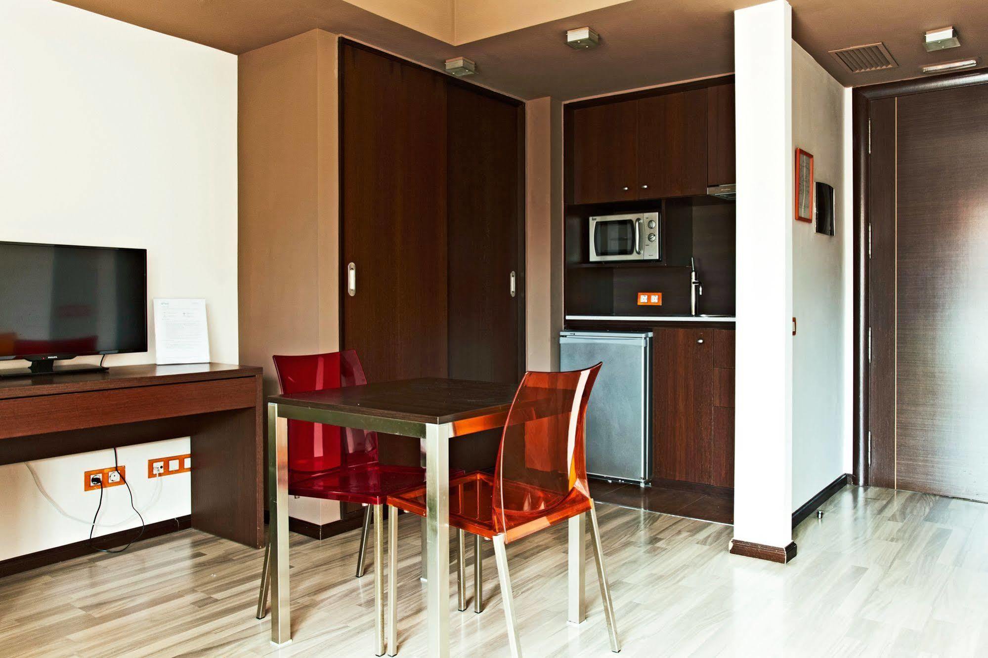 Ginosi Basics Centric Apartel Castelldefels Exterior foto