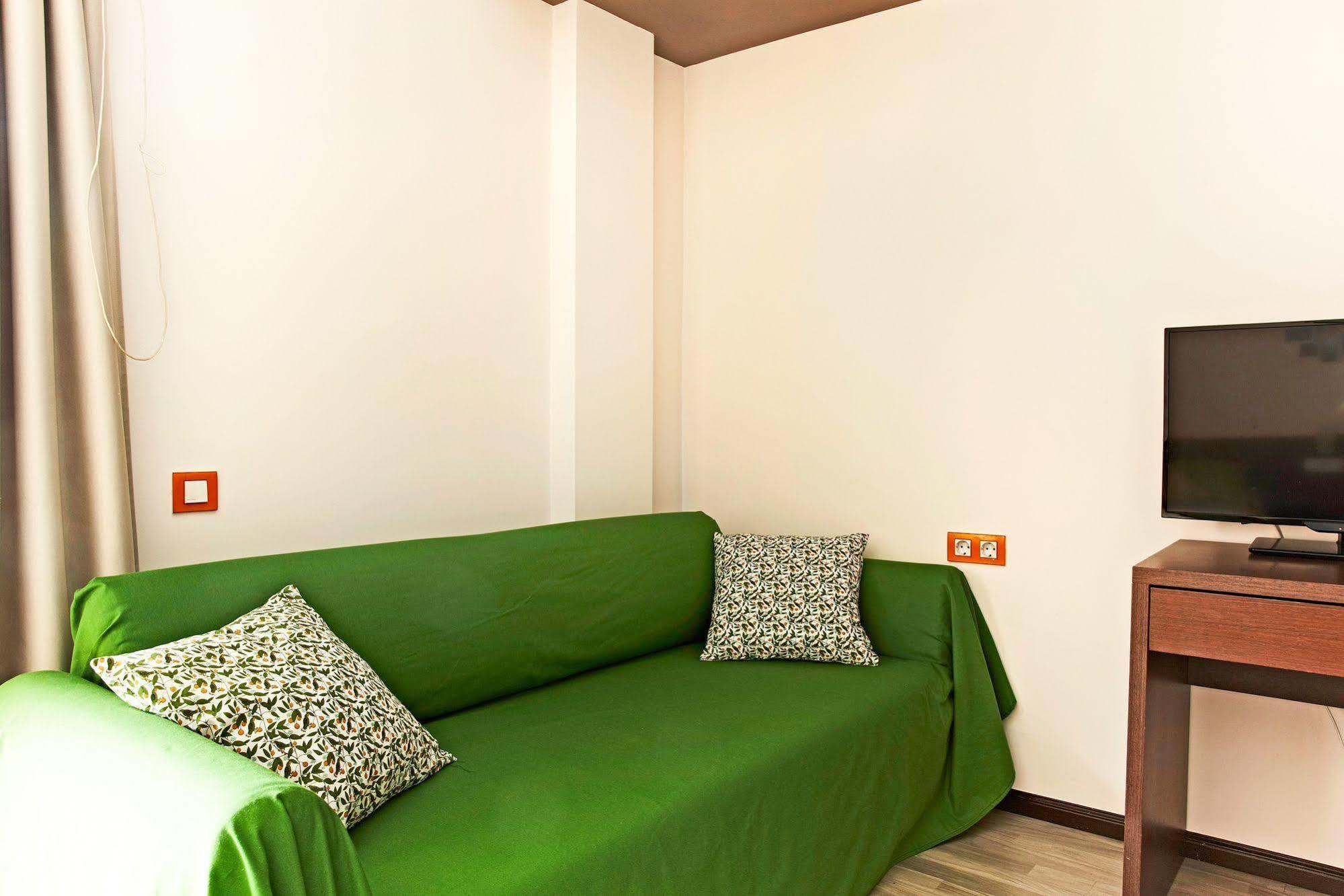 Ginosi Basics Centric Apartel Castelldefels Exterior foto